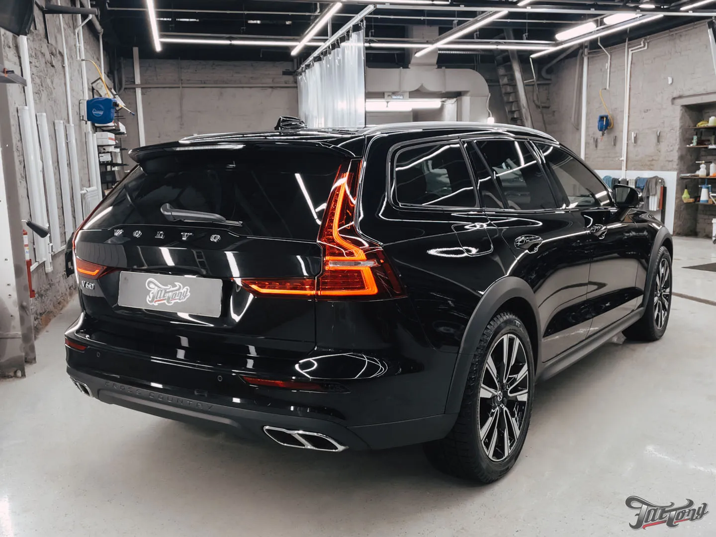 Оклейка Volvo V60 в глянцевый полиуретан